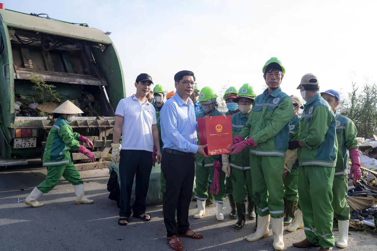 Phó Bí thư Thành ủy, Phó Chủ tịch UBND TP Nguyễn Chí Tài tặng quà cho lực lượng ra quân và kiểm tra công tác ra quân tại phường Phú Xuân, phường Mỹ Thượng, phường Vĩ Dạ.