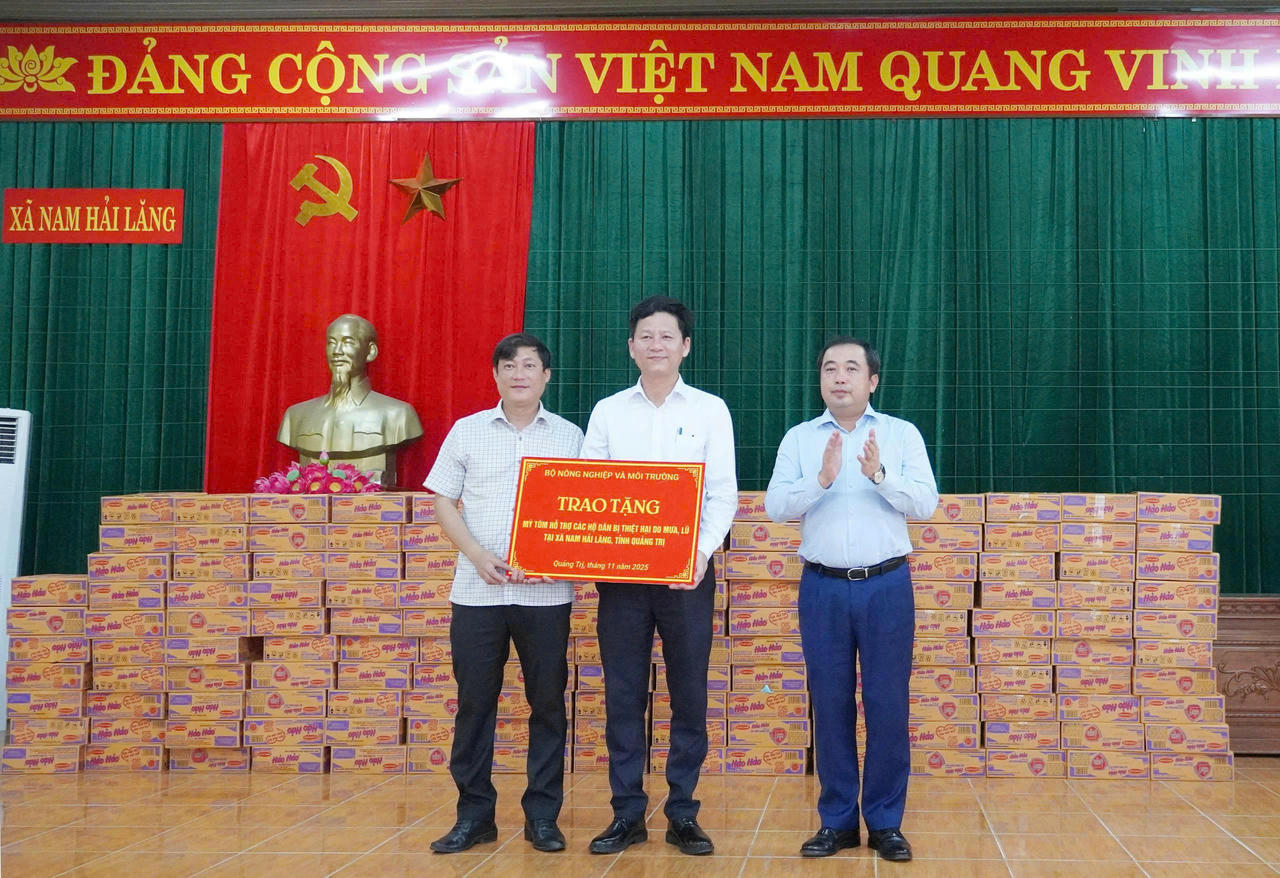 Bộ trưởng Bộ Nông nghiệp và Môi trường Trần Đức Thắng trao tặng 500 thùng mỳ tôm hỗ trợ xã Nam Hải Lăng.
