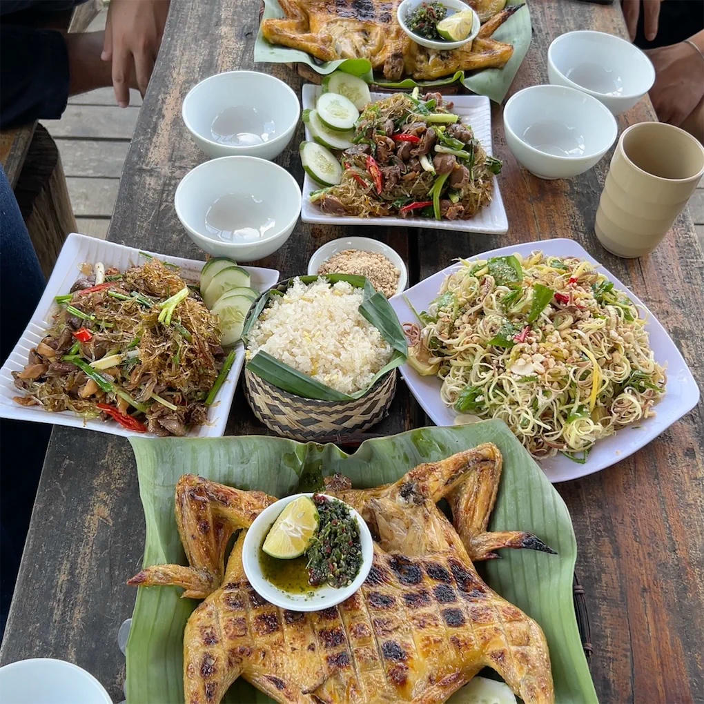 Gà nướng ăn kèm với muối cheo là món đặc sản không thể bỏ qua khi du lịch Phong Nha - Kẻ Bàng. Ảnh: Jungle Boss Tours