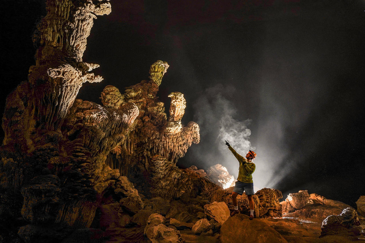 Quá trình kiến tạo địa chất hàng triệu năm dài vô tận đã tạo nên những khối thạch nhũ khổng lồ với hình dạng độc đáo bên trong hang động. Ảnh: Jungle Boss Tours