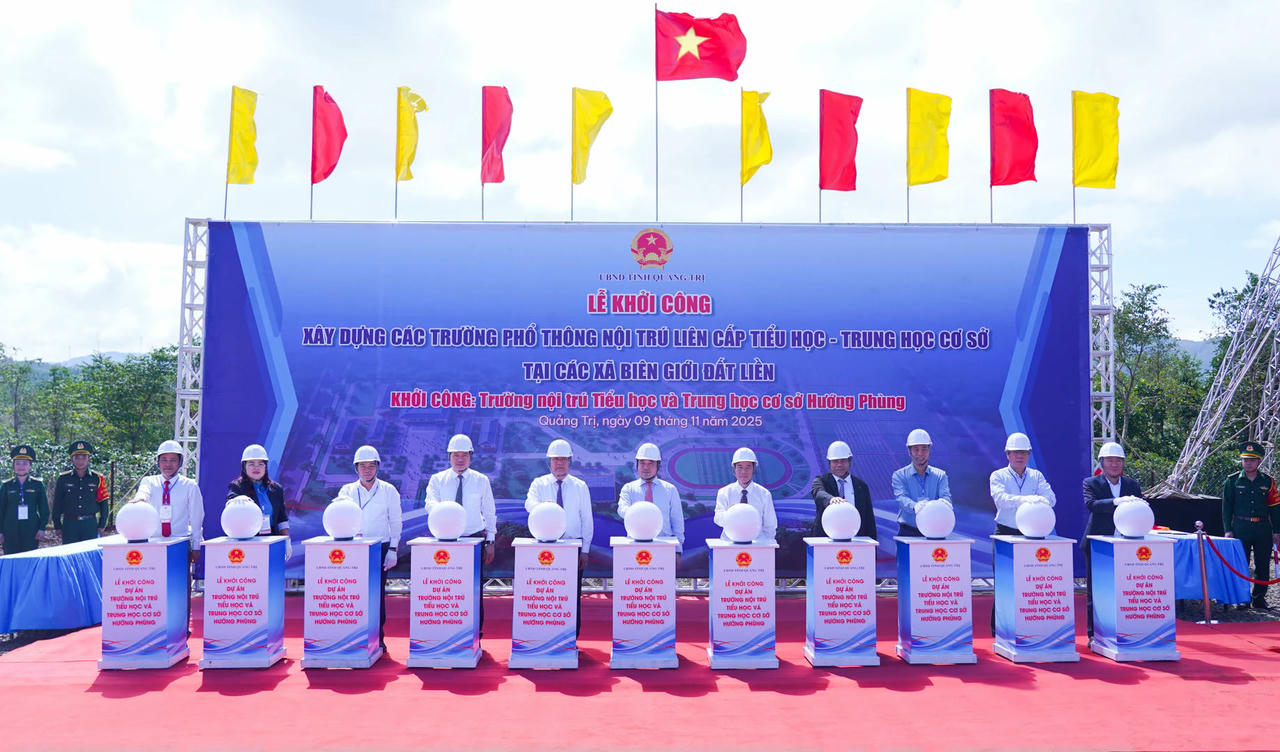 Các đồng chí lãnh đạo Trung ương và tỉnh Quảng Trị thực hiện nghi thức bấm nút khởi công Trường nội trú Tiểu học và THCS Hướng Phùng.