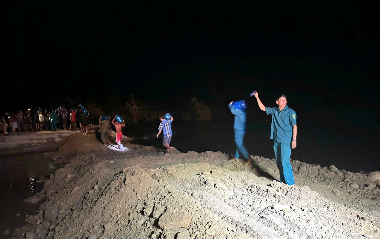 Vận chuyển nước uống cung cấp cho người dân ở khu vực bị cô lập.