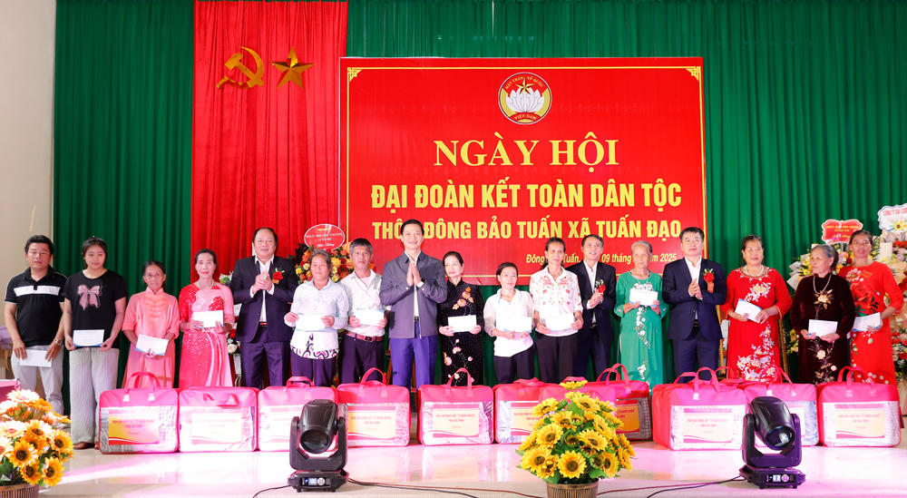 &nbsp; Chủ tịch UBND tỉnh Bắc Ninh Vương Quốc Tuấn trao quà cho hộ nghèo thôn Đông Bảo Tuấn.