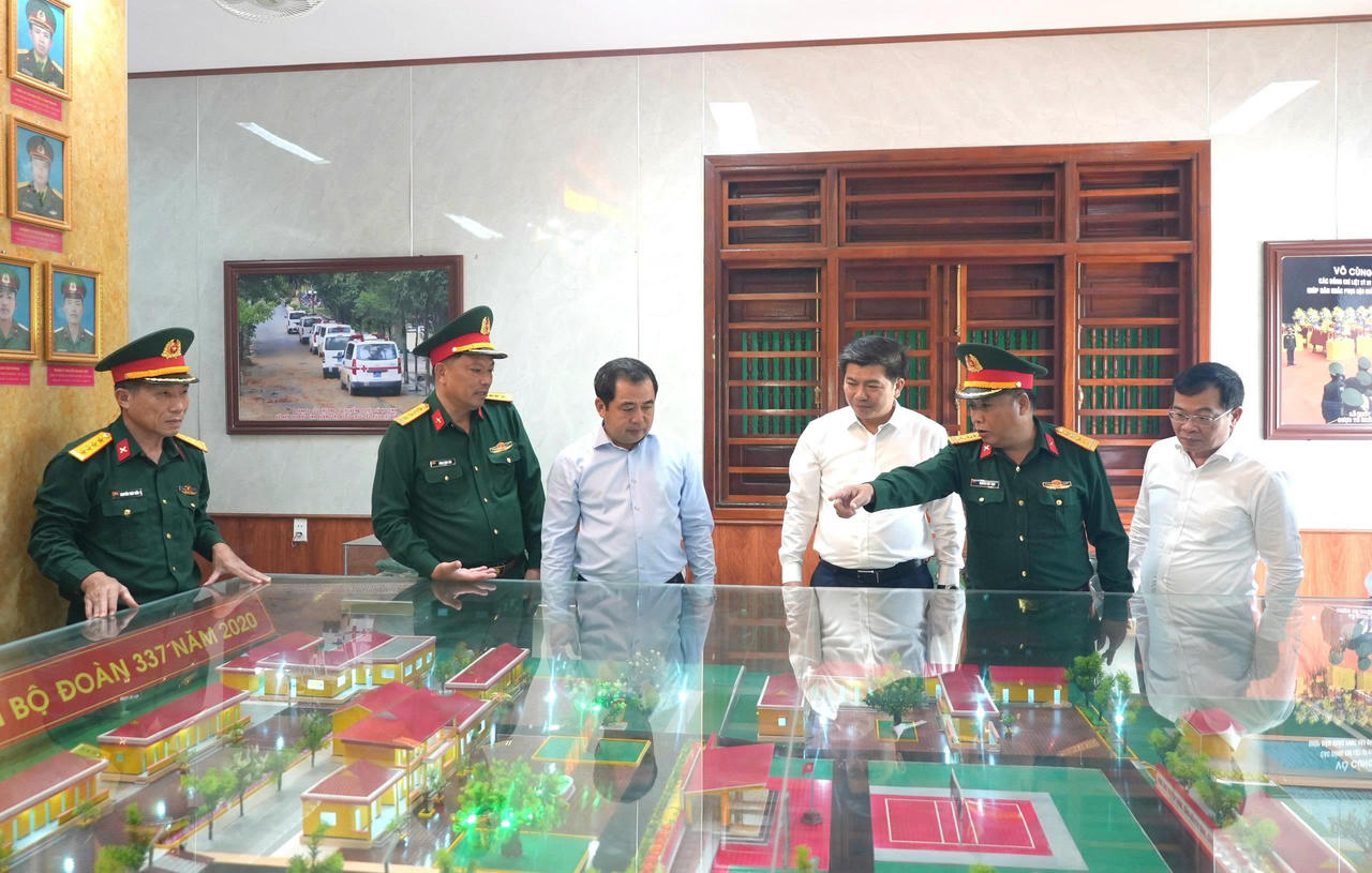 Các đại biểu tham quan khu trưng bày tại Nhà tưởng niệm liệt sĩ Đoàn Kinh tế - Quốc phòng 337.