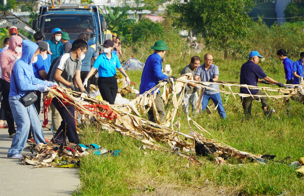 Các lực lượng chức năng, cơ quan, đoàn thể, lực lượng vũ trang cùng đông đảo người dân trên địa bàn phường Kim Long đã đồng loạt ra quân tổng dọn vệ sinh môi trường.