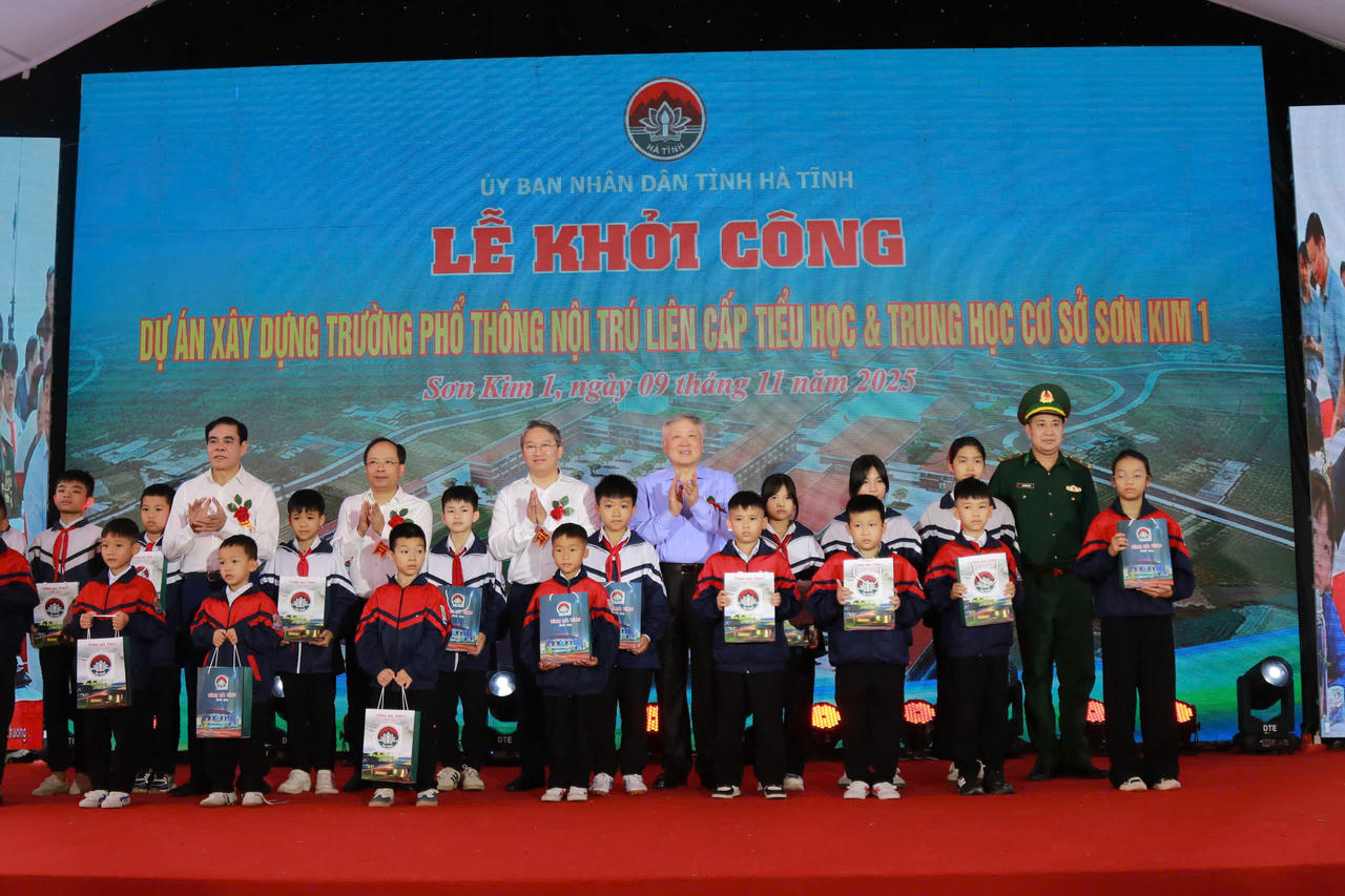 Phó Thủ tướng Thường trực Chính phủ Nguyễn Hòa Bình, Bộ trưởng Bộ Tư pháp Nguyễn Hải Ninh, các đồng chí lãnh đạo tỉnh Hà Tĩnh và đại biểu trao quà cho các em học sinh trên địa bàn xã Sơn Kim 1.