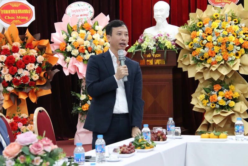 Thạc sĩ Trần Văn Tuyến – Phó Hiệu trưởng Trường Đại học Nguyễn Trãi đóng góp ý kiến tham luận