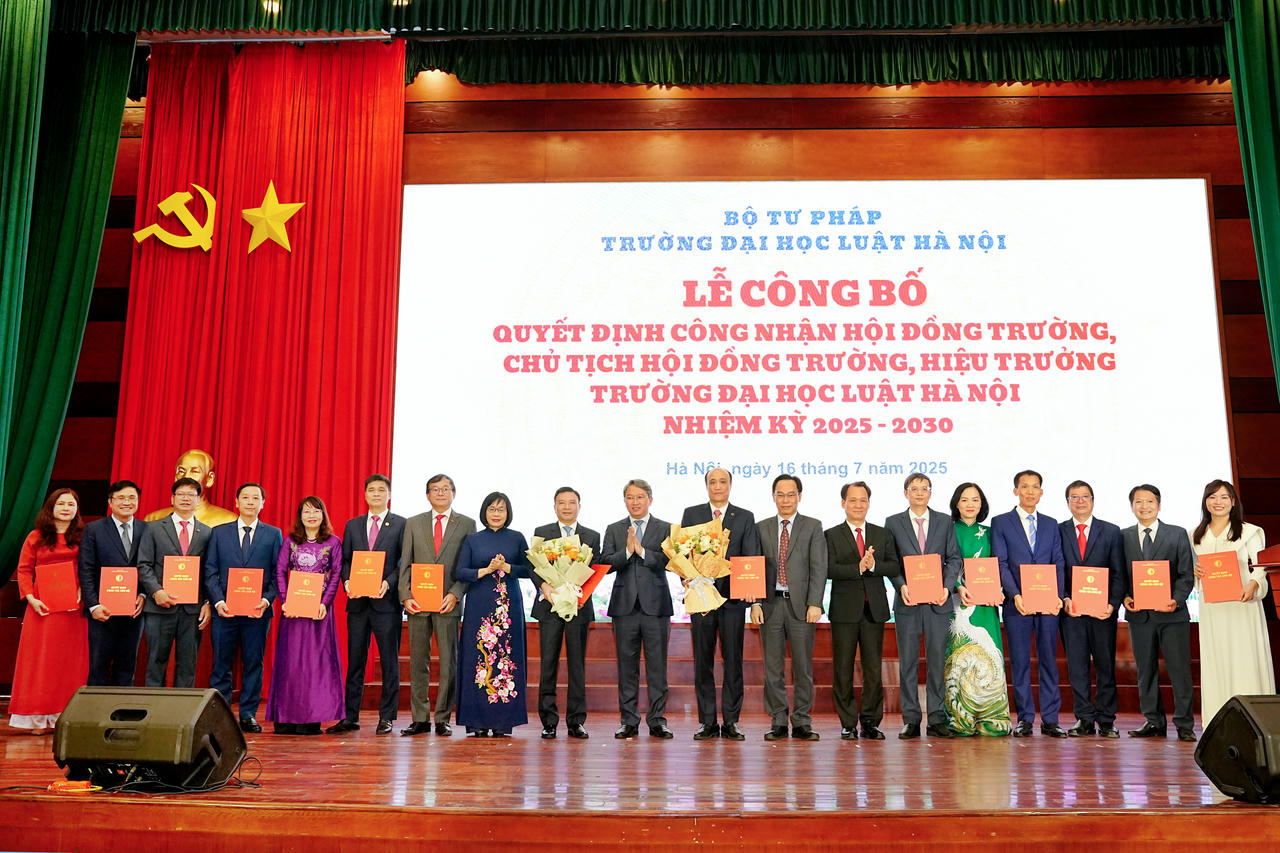 Lễ công bố Quyết định công nhận Hội đồng trường, Chủ tịch Hội đồng trường, Hiệu trưởng Trường Đại học Luật Hà Nội nhiệm kỳ 2025-2030.