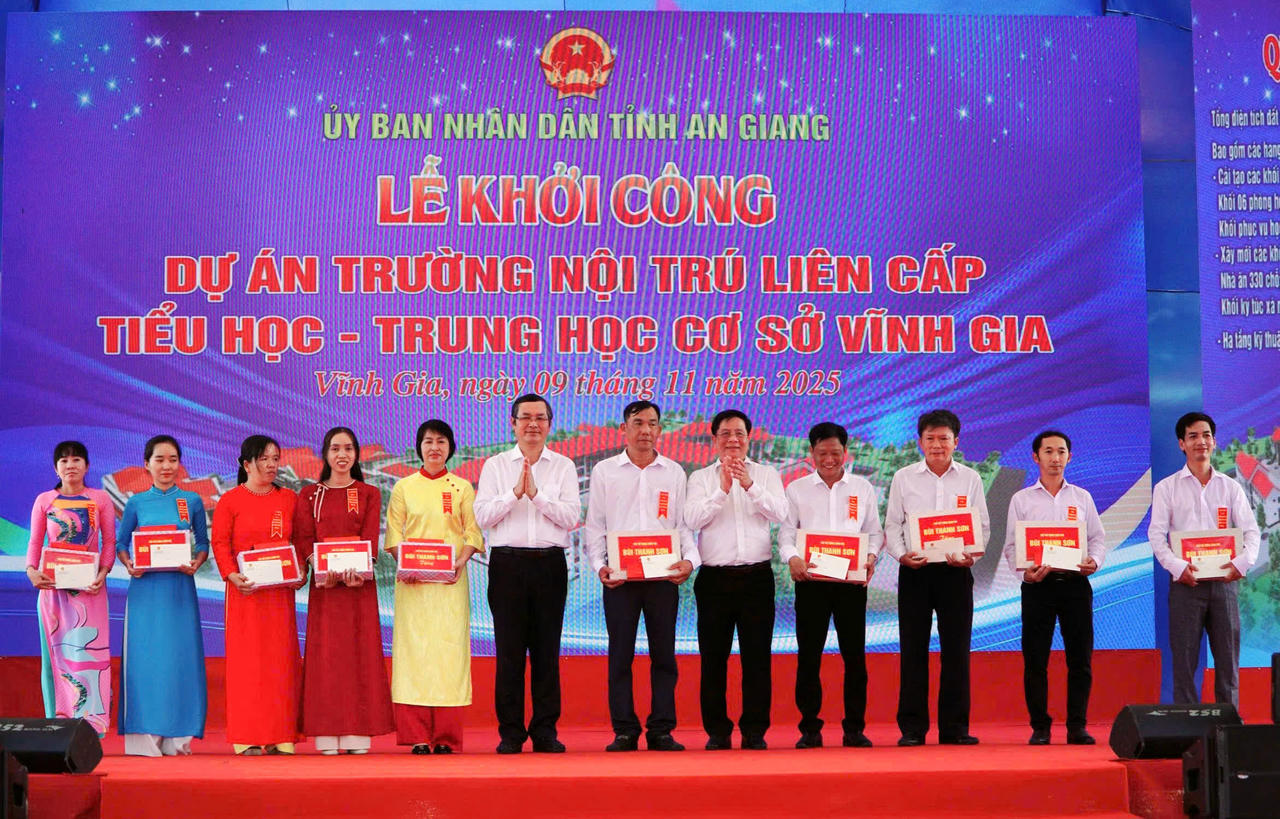 Thứ trưởng Bộ Giáo dục và Đào tạo Nguyễn Văn Phúc và Chủ tịch UBND tỉnh An Giang Hồ Văn Mừng tặng quà cho thầy cô giáo giáo tiêu biểu.