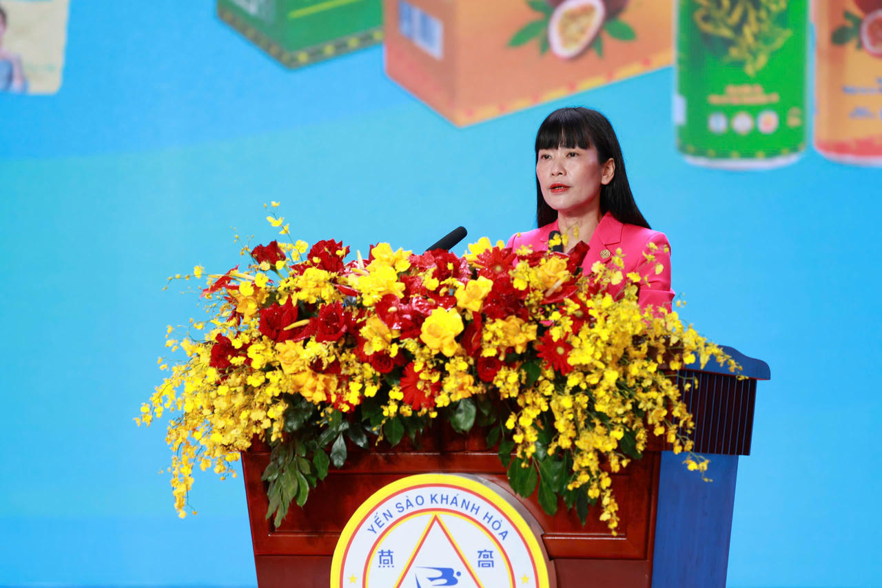 Bà Trịnh Thị Hồng Vân - Chủ tịch Hội đồng thành viên Công ty Yến sào Khánh Hòa phát biểu tại buổi lễ