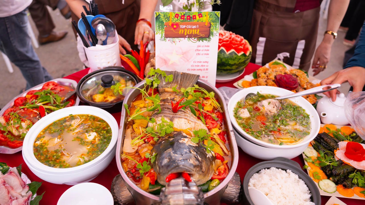 Cá trắm được đánh bắt trực tiếp từ dòng sông Son, qua bàn tay chế biến điệu nghệ trở thành những món ăn “thổi bừng vị giác”. Ảnh: Jungle Boss Tours