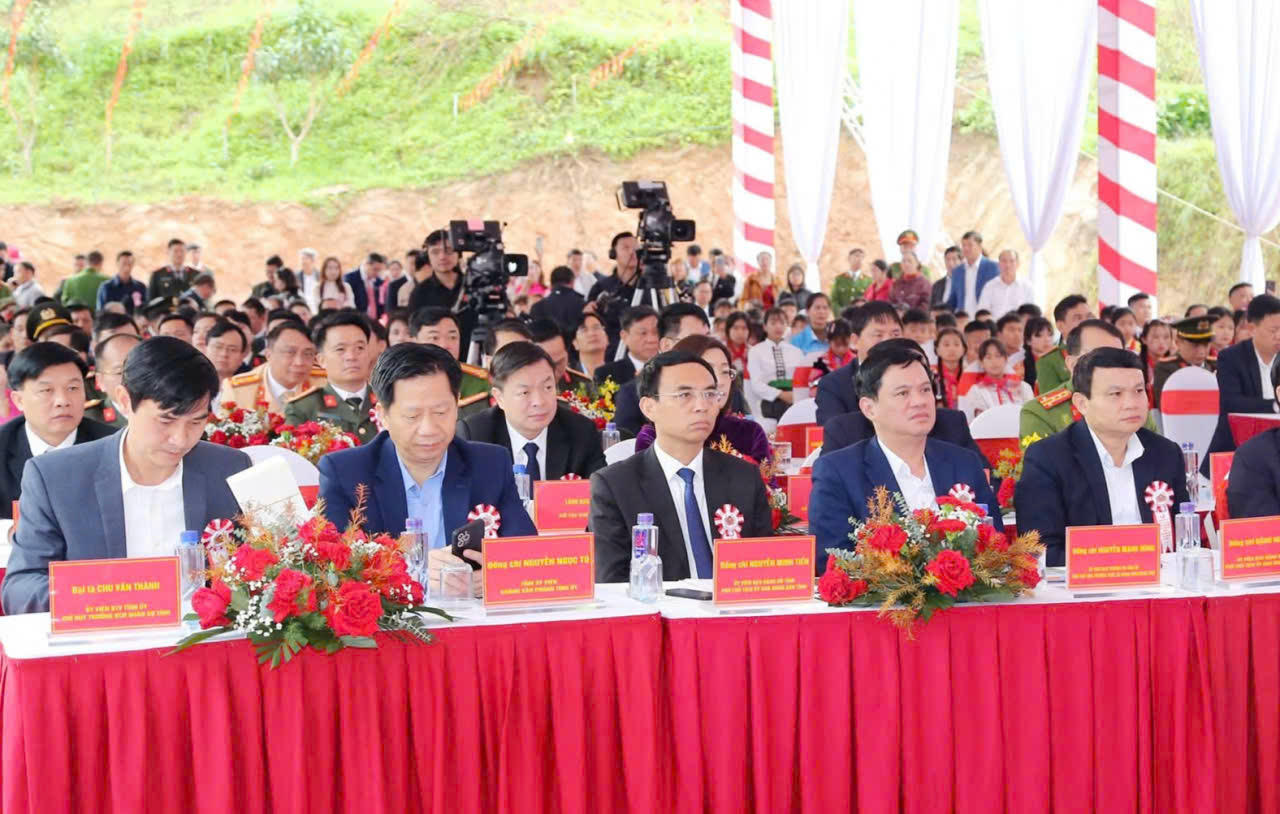 Các đại biểu tham dự buổi lễ.