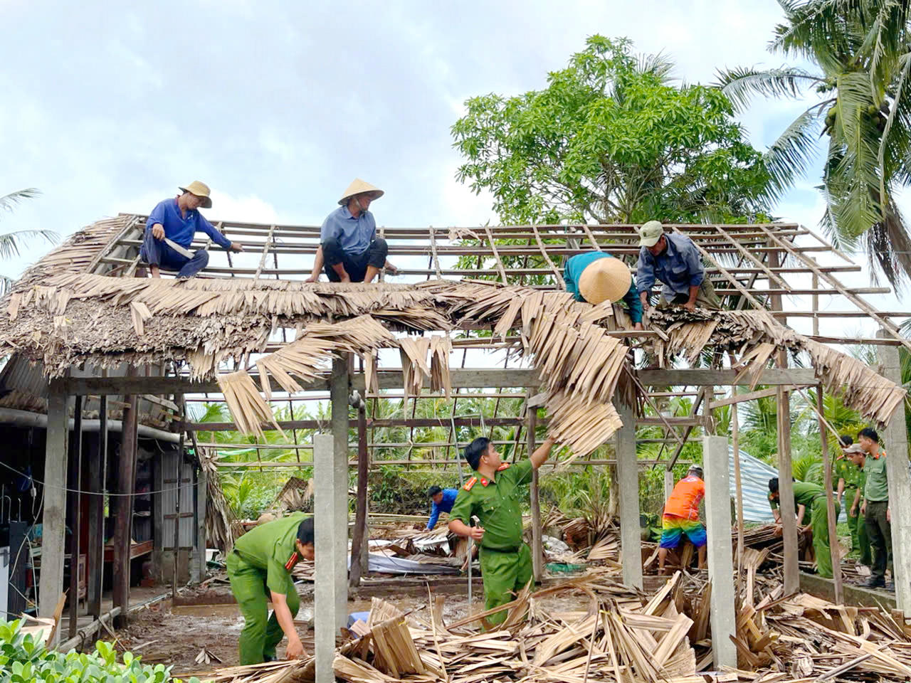 Đoàn viên, thanh niên Công an tỉnh tích cực cùng người dân địa phương và gia đình ông Nguyễn Văn Như tháo dỡ nhà cũ.
