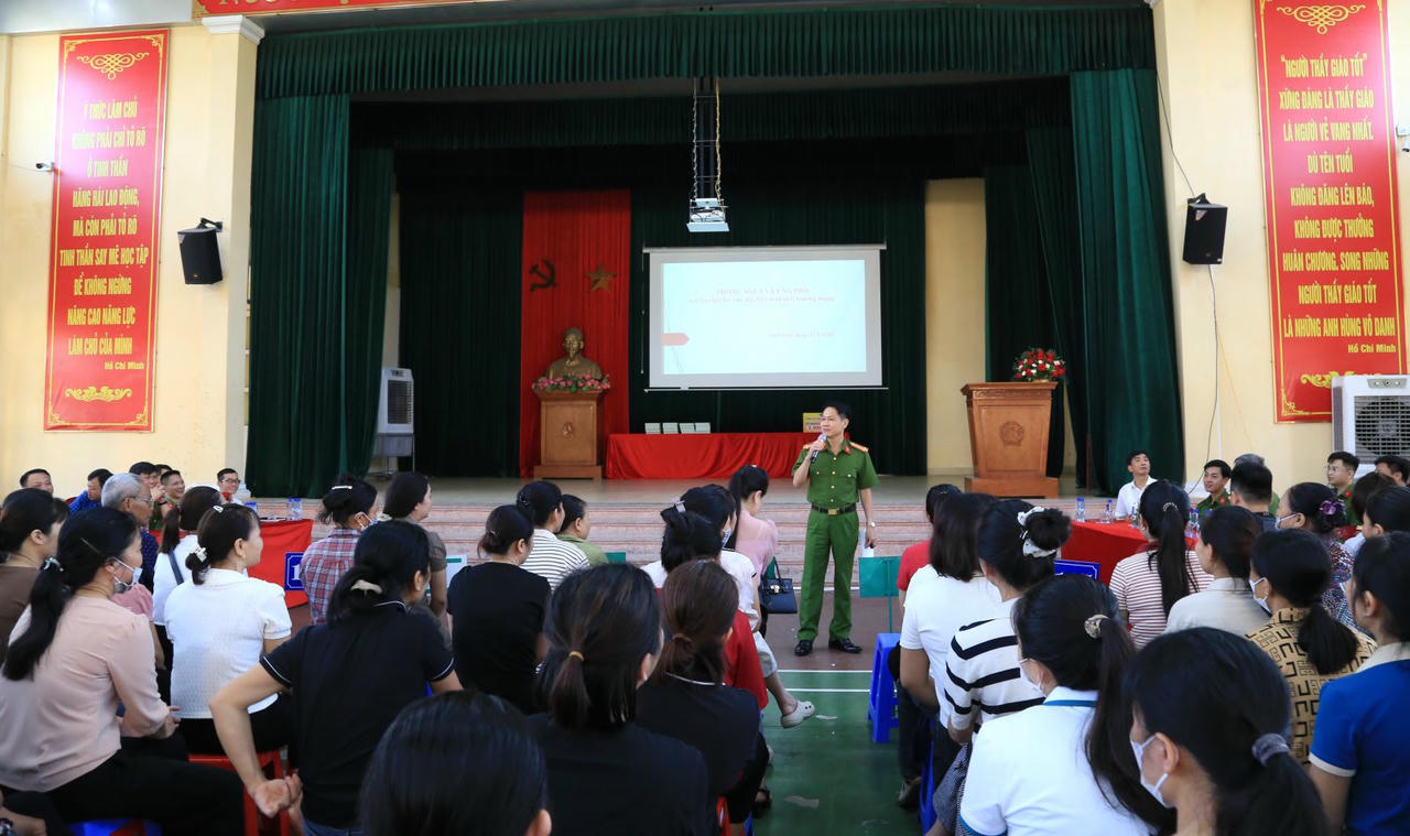 Lực lượng Công an tỉnh Ninh Bình phối hợp làm tốt công tác tuyên truyền, phổ biến, giáo dục pháp luật về ANTT cho các cơ sở giáo dục, đào tạo trên địa bàn.