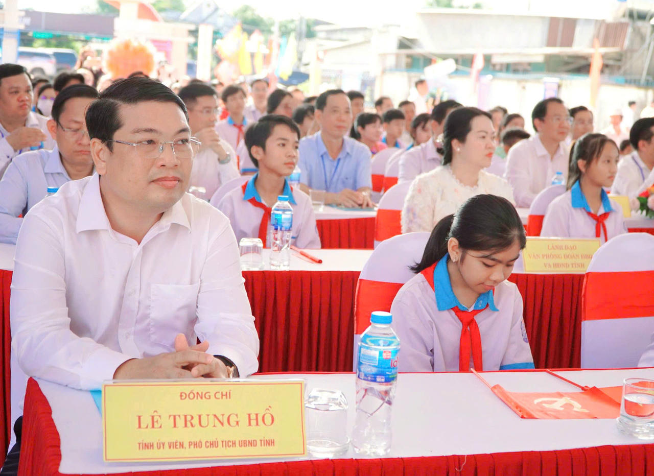 Phó Thủ tướng Bùi Thanh Sơn dự Lễ khởi công trường liên cấp vùng biên An Giang