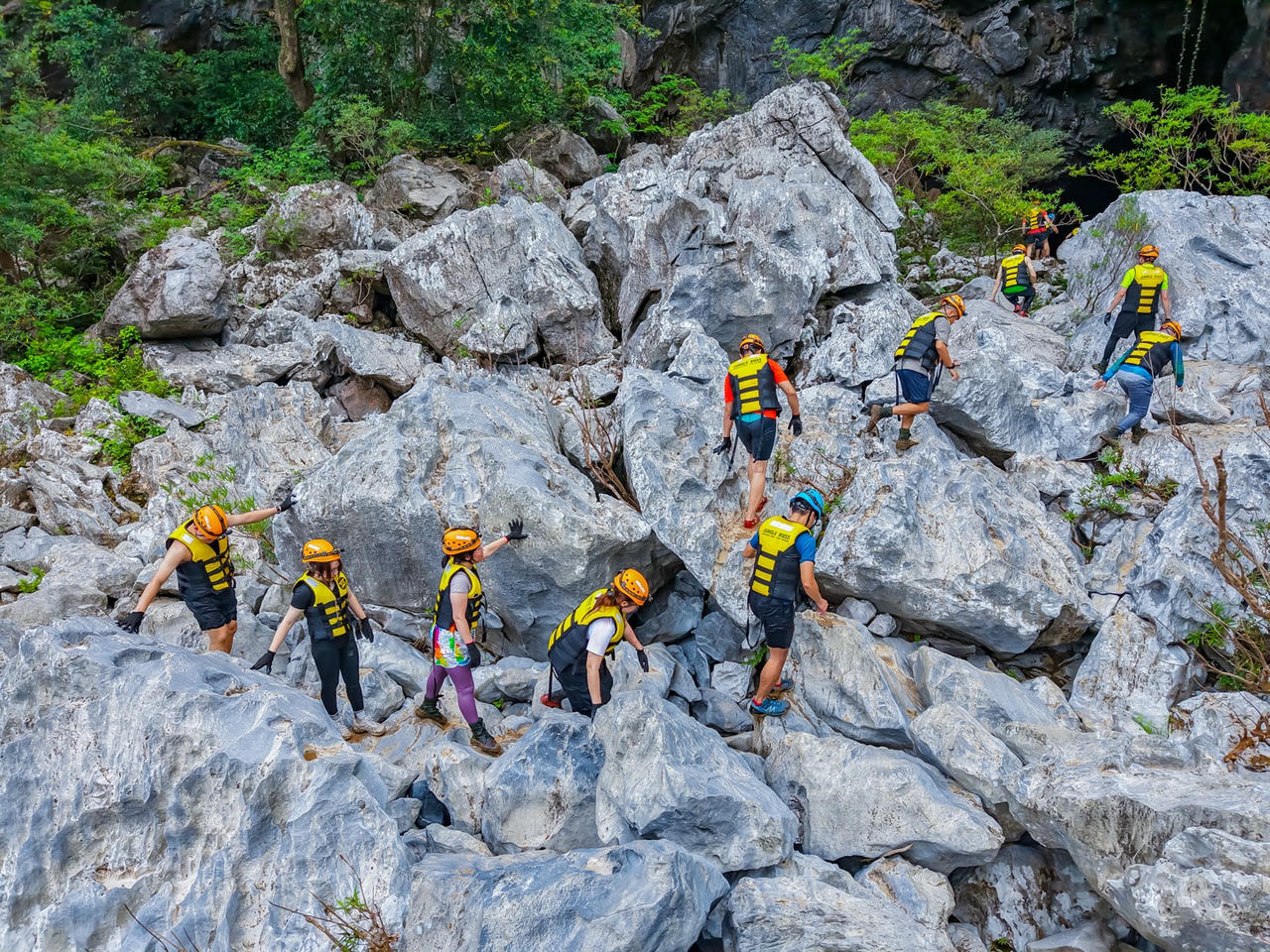 Những mỏm đá tai mèo sắc nhọn đích thị là thử thách, đòi hỏi du khách phải thật khéo léo trong từng bước chân trên hành trình trekking khám phá Phong Nha - Kẻ Bàng. Ảnh: Jungle Boss Tours