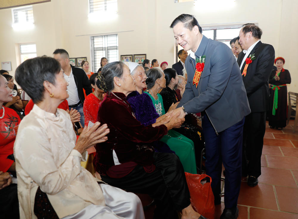 &nbsp;Chủ tịch UBND tỉnh Bắc Ninh Vương Quốc Tuấn thăm hỏi người cao tuổi ở thôn Đông Bảo Tuấn.

