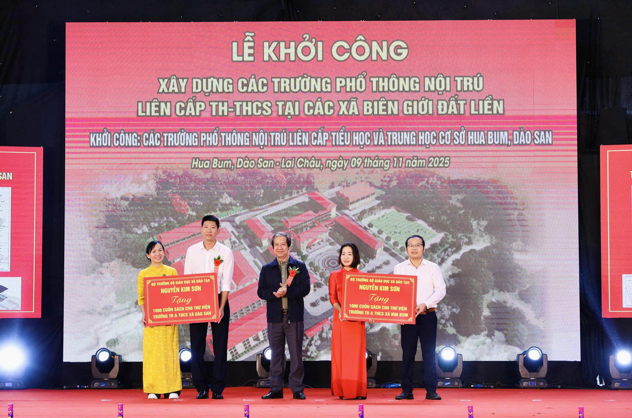 Bộ trưởng Bộ GD&ĐT Nguyễn Kim Sơn tặng sách cho thư viện 2 đơn vị trường Hua Bum và Dào San.