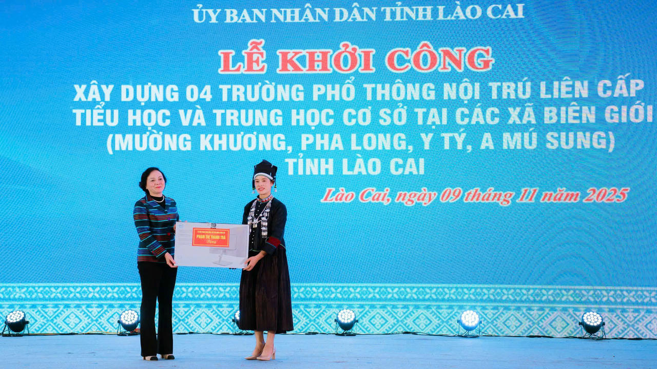 Phó Thủ tướng Chính phủ Phạm Thị Thanh Trà đã trao quà cho học sinh có hoàn cảnh khó khăn.