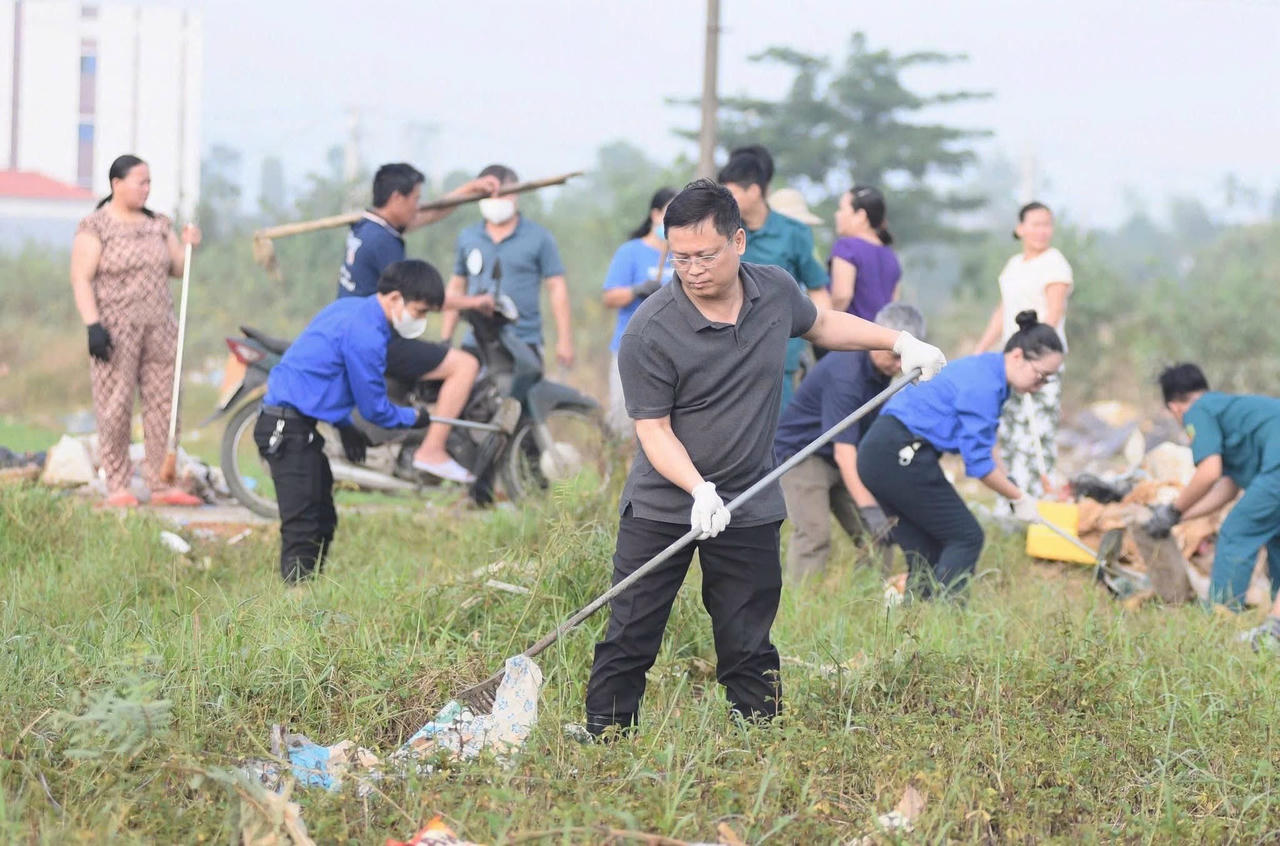 Phó Chủ tịch Thường trực UBND TP Nguyễn Thanh Bình cùng chung tay dọn dẹp, thu gom rác thải, vệ sinh môi trường tại phường Kim Long.