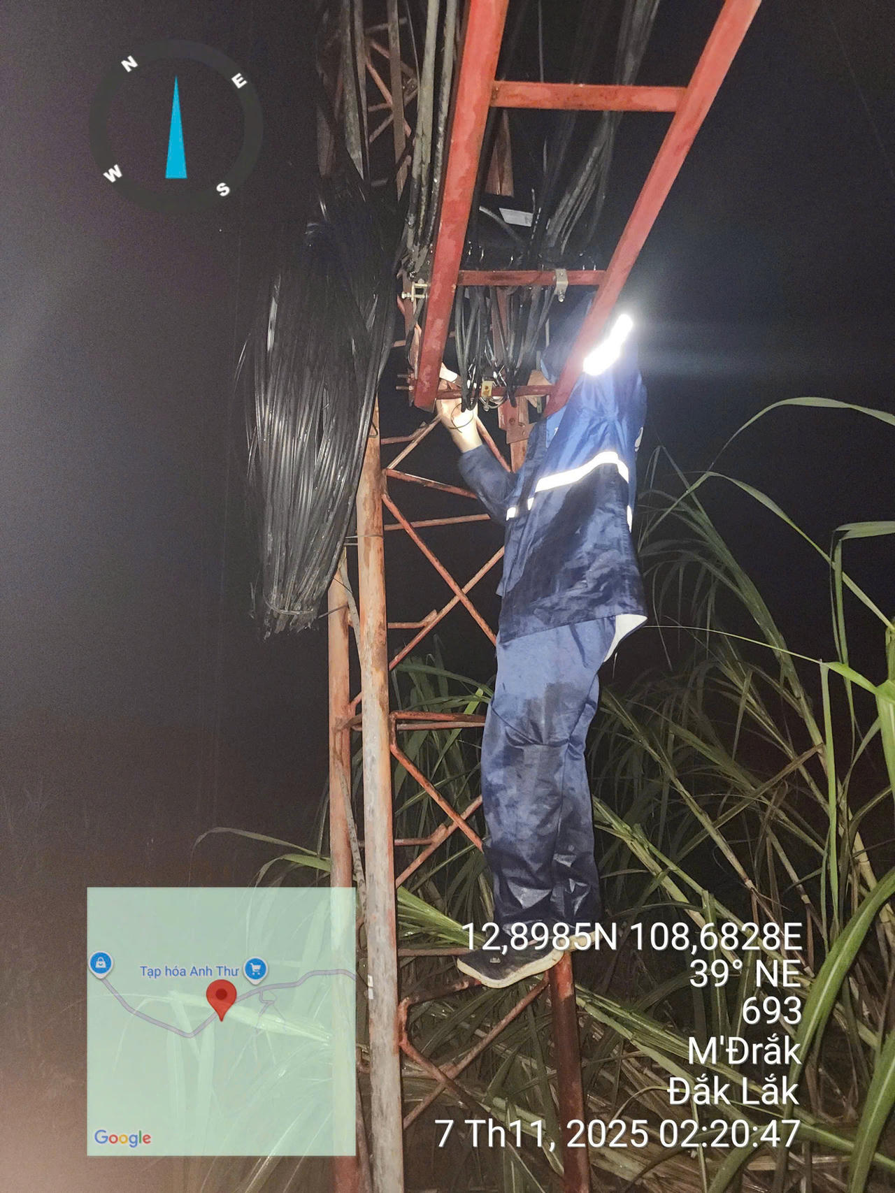 Những sợi cáp được nối liền trong đêm bão, đảm bảo thông tin liên lạc thông suốt cho người dân, khách hàng.