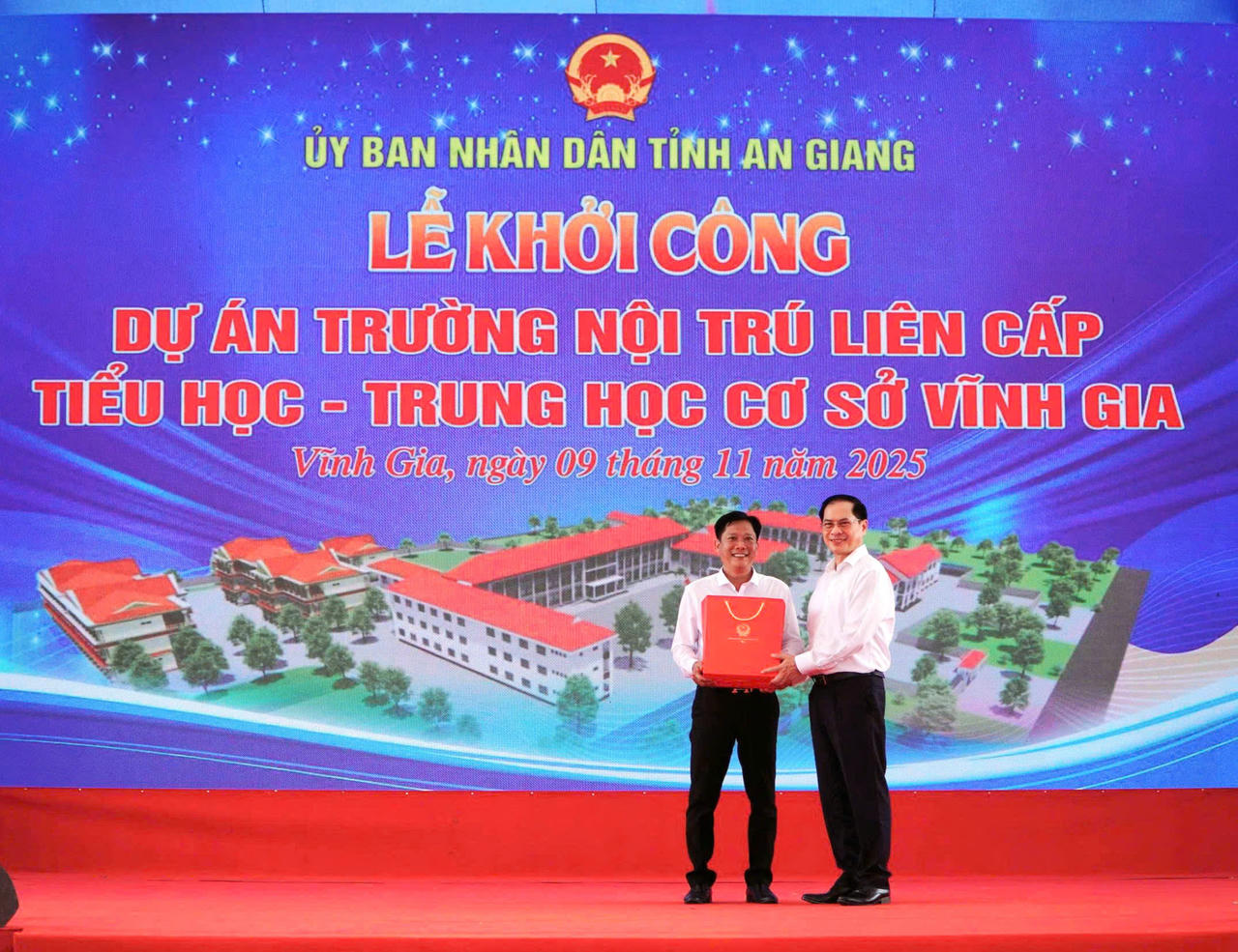 Phó Thủ tướng Bùi Thanh Sơn tặng quà Trường Nội trú liên cấp Tiểu học - THCS Vĩnh Gia.