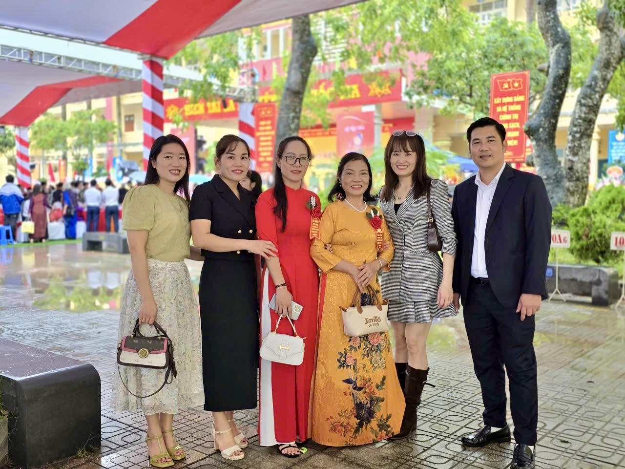 Học sinh lớp 12A12 - Khoá 03-06 chụp ảnh lưu niệm cùng Cô giáo. (Ảnh: Phương Giang)