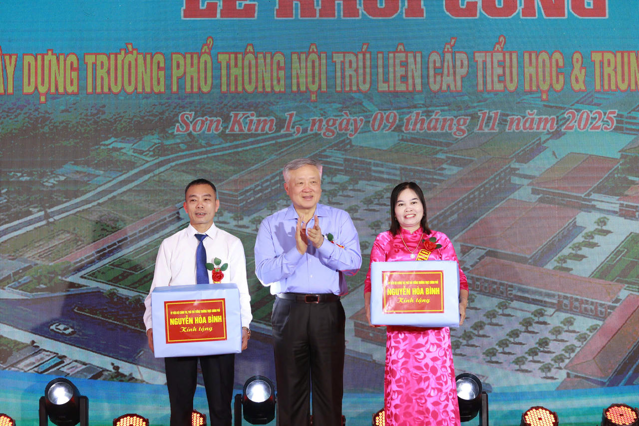 Phó Thủ tướng Thường trực Chính phủ Nguyễn Hòa Bình trao quà cho Trường Tiểu học Sơn Kim 1 và Trường THCS Sơn Kim.