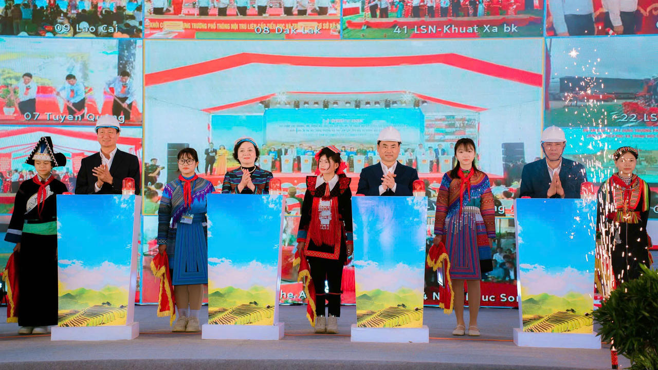 Phó Thủ tướng Phạm Thị Thanh Trà và các đại biểu thực hiện nghi lễ khởi công xây dựng 4 trường Phổ thông nội trú liên cấp TH&THCS tại các xã biên giới của tỉnh Lào Cai.