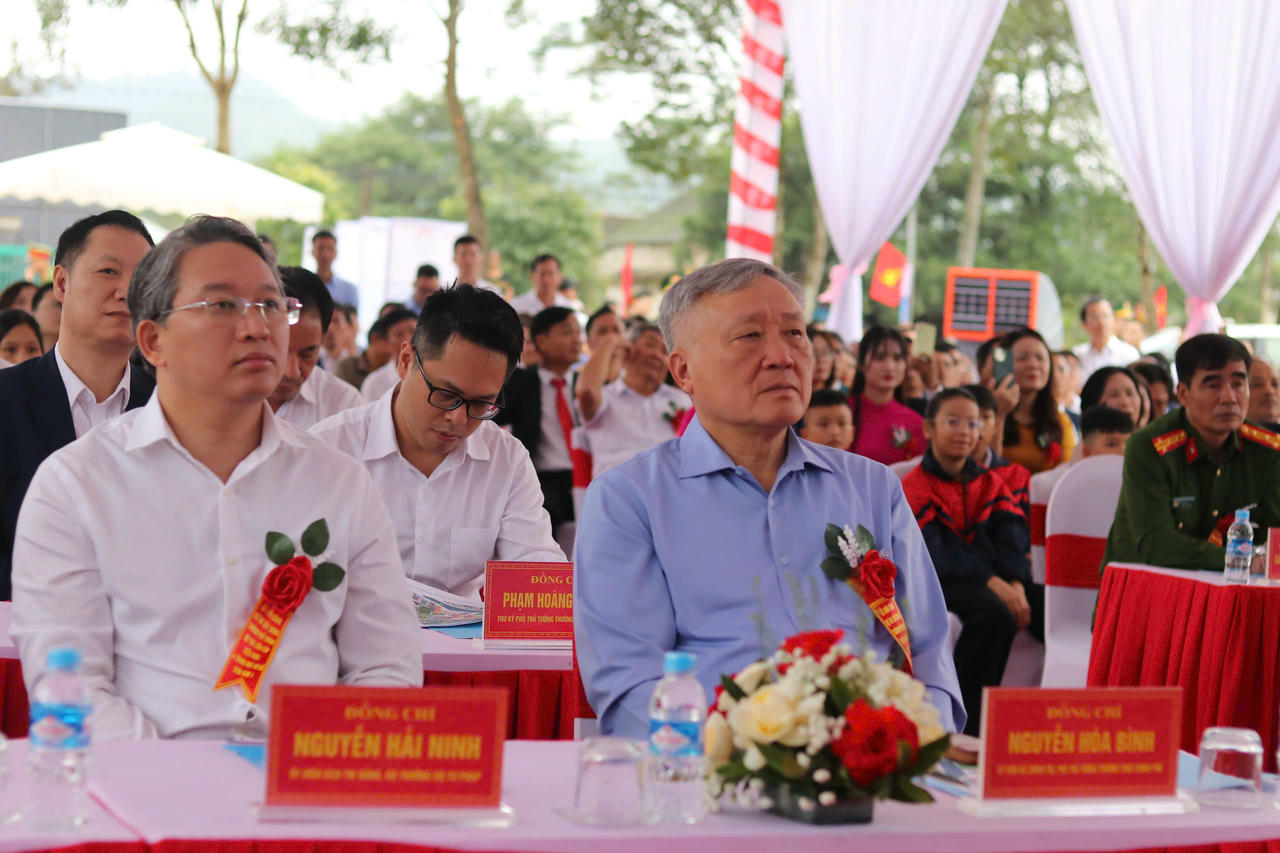 Phó Thủ tướng Thường trực Chính phủ Nguyễn Hòa Bình và Bộ trưởng Bộ Tư pháp Nguyễn Hải Ninh tham dự tại điểm cầu xã Sơn Kim 1, tỉnh Hà Tĩnh.