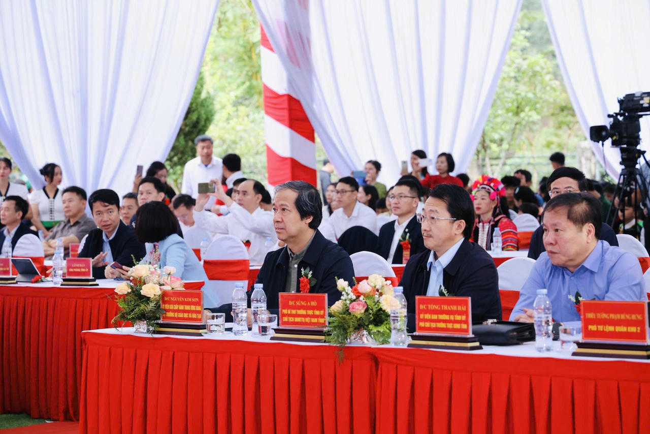 Các đại biểu tham dự buổi lễ.