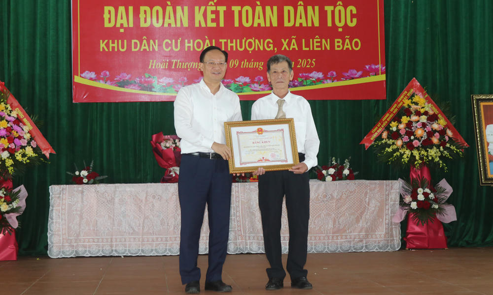Phó Chủ tịch UBND tỉnh Phạm Văn Thịnh trao Bằng khen của Chủ tịch UBND tỉnh cho Ban Công tác Mặt trận thôn Hoài Thượng.