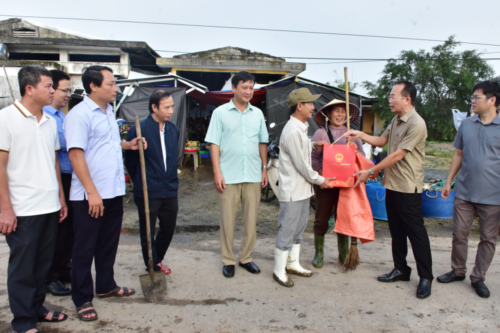 Phó Chủ tịch UBND TP Phan Quý Phương tặng quà cho các lực lượng.