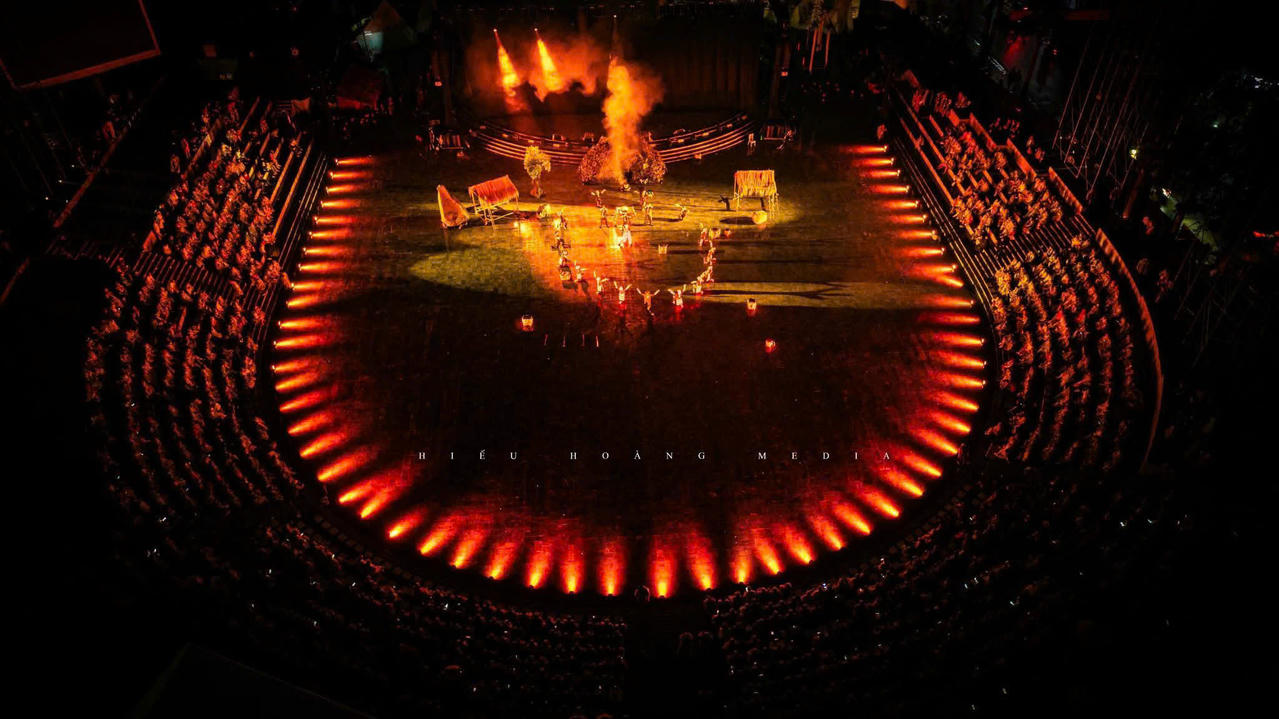 Người xem được dẫn dắt qua một hành trình tâm linh: Đất - Nước - Lửa - Tình yêu -Thiêng và Kết - hành trình con người Dao. (Ảnh: BTC)