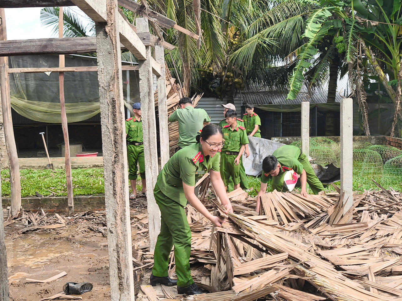 Thanh niên Công an tỉnh hăng hái hỗ trợ tháo dỡ nhà cũ trong ngày đầu tiên ra quân.