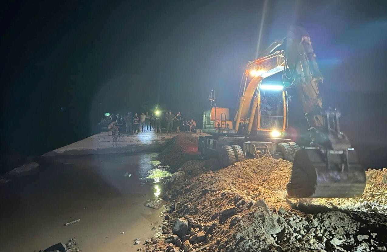 Đập tràn ở Gia Lai bị lũ cuốn trôi, bộ đội giải cứu dân trong đêm