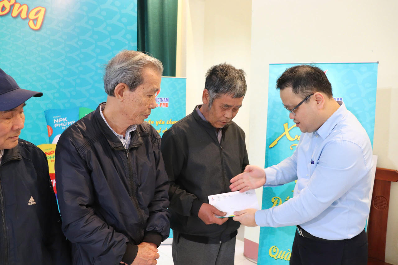 Chương trình Xuân yêu thương - Tết sẻ chia đã mang 8.000 phần quà đến 37 tỉnh thành.