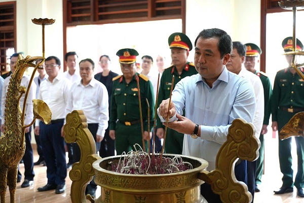 Bộ trưởng Bộ Nông nghiệp và Môi trường tri ân liệt sĩ, hỗ trợ vùng lũ và khởi công trường nội trú vùng biên Quảng Trị