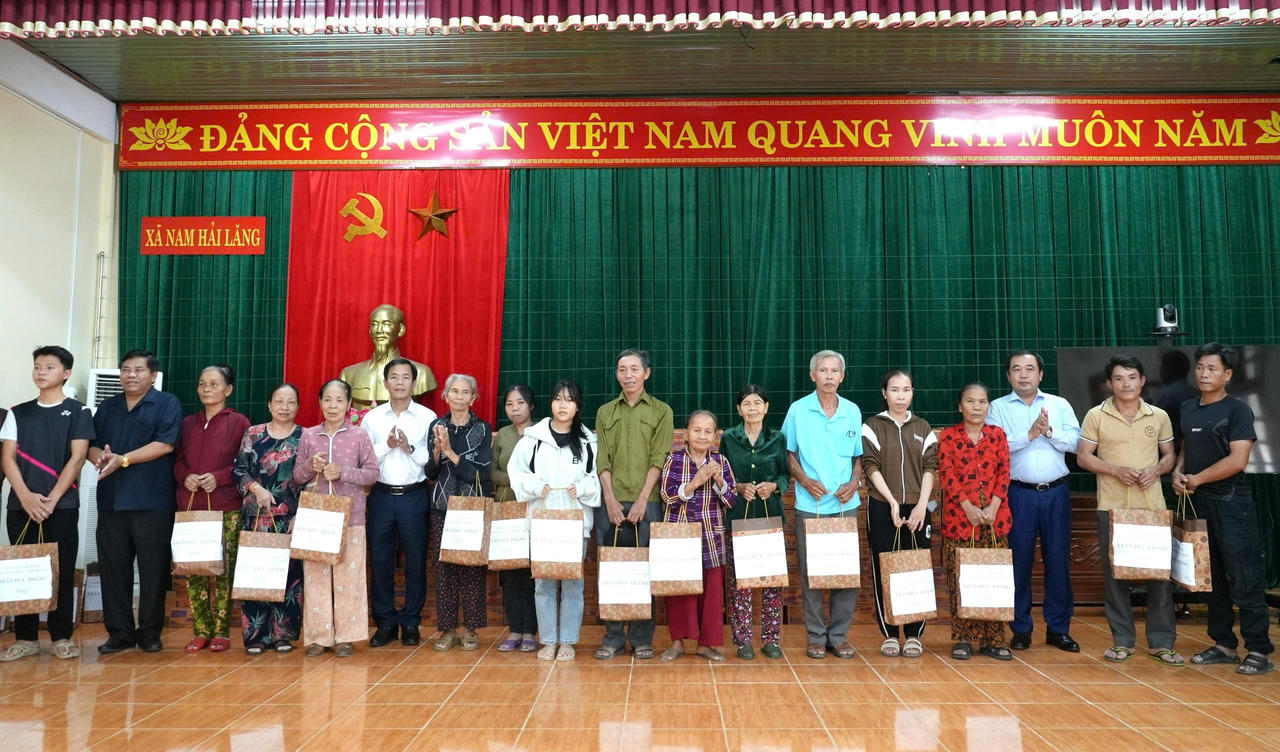 Bộ trưởng Bộ Nông nghiệp và Môi trường Trần Đức Thắng và Bí thư Tỉnh ủy Nguyễn Văn Phương trao quà hỗ trợ các hộ gia đình có hoàn cảnh khó khăn bị ảnh hưởng mưa lũ tại xã Nam Hải Lăng.