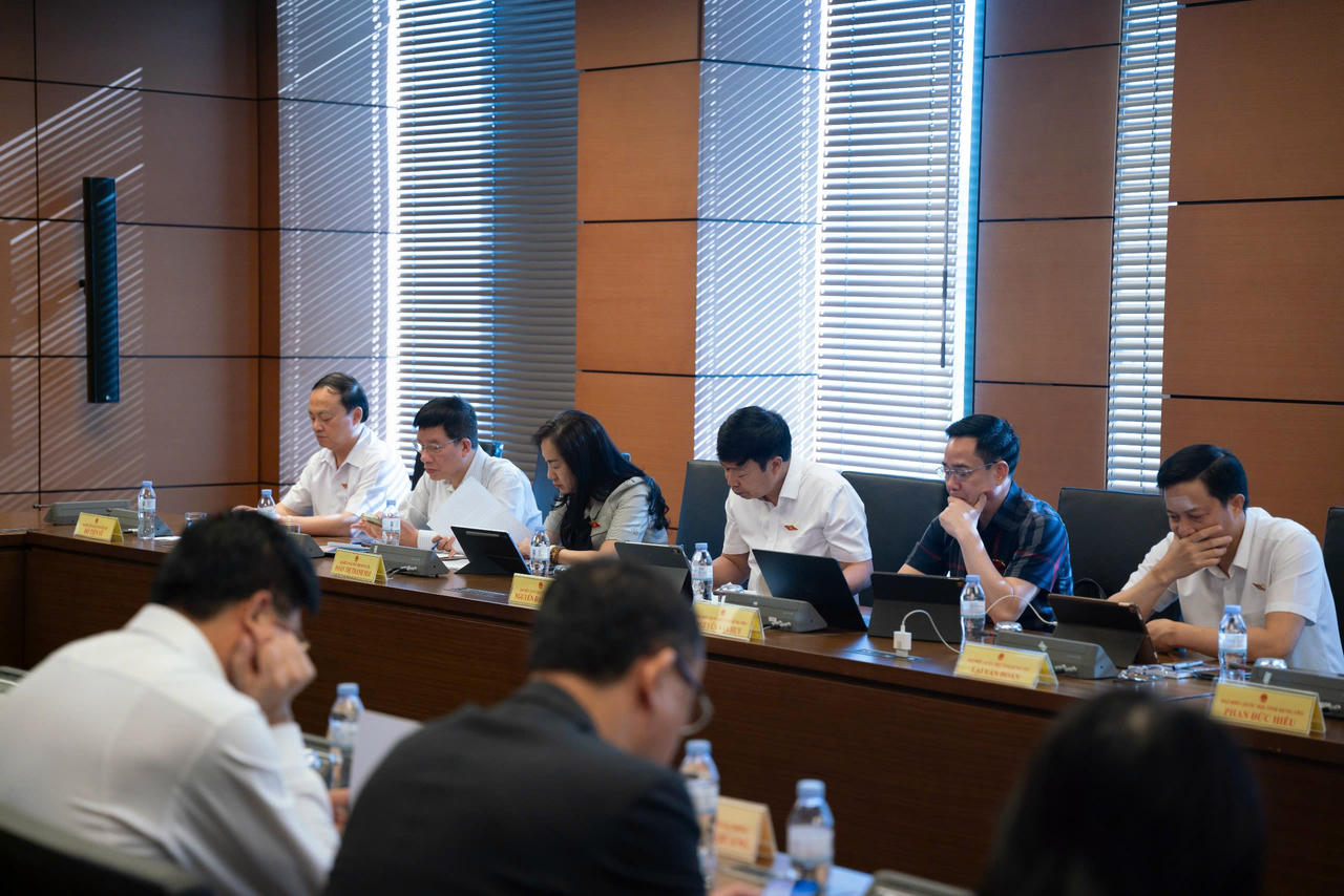 Các đại biểu Quốc hội tham dự thảo luận tại tổ 09 gồm Đoàn ĐBQH tỉnh Hưng Yên và thành phố Hải Phòng.&nbsp;(Ảnh: quochoi.vn)