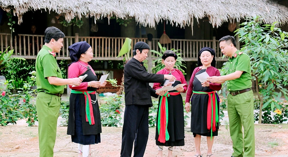 Lực lượng Công an tuyên truyền pháp luật cho đồng bào dân tộc thiểu số. (Ảnh: Báo Phú Thọ)