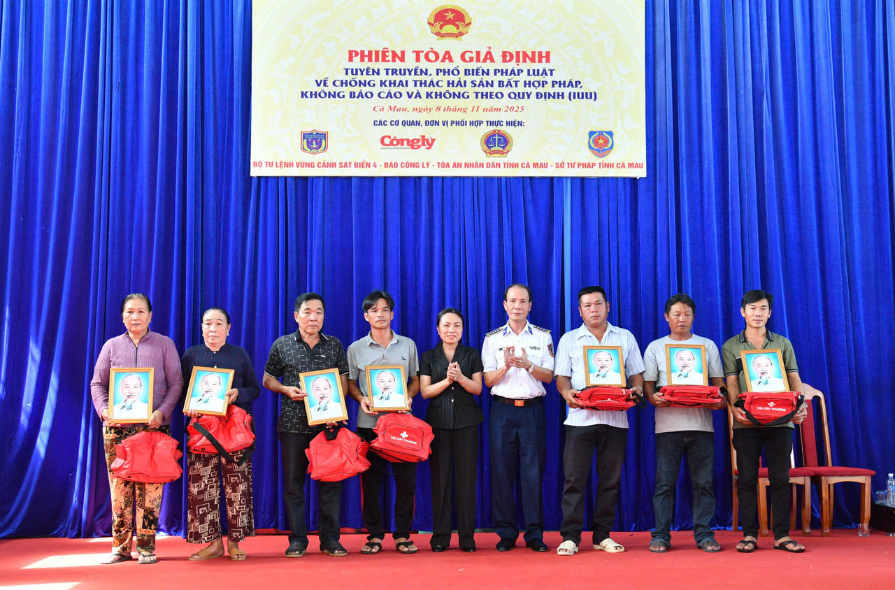 Đại diện BTL Vùng Cảnh sát biển 4 và lãnh đạo các đơn vị phối hợp trao quà; tặng Cờ Tổ quốc, ảnh Bác Hồ, túi thuốc y tế cho bà con ngư dân tại xã Khánh Lâm và phường Hiệp Thành.