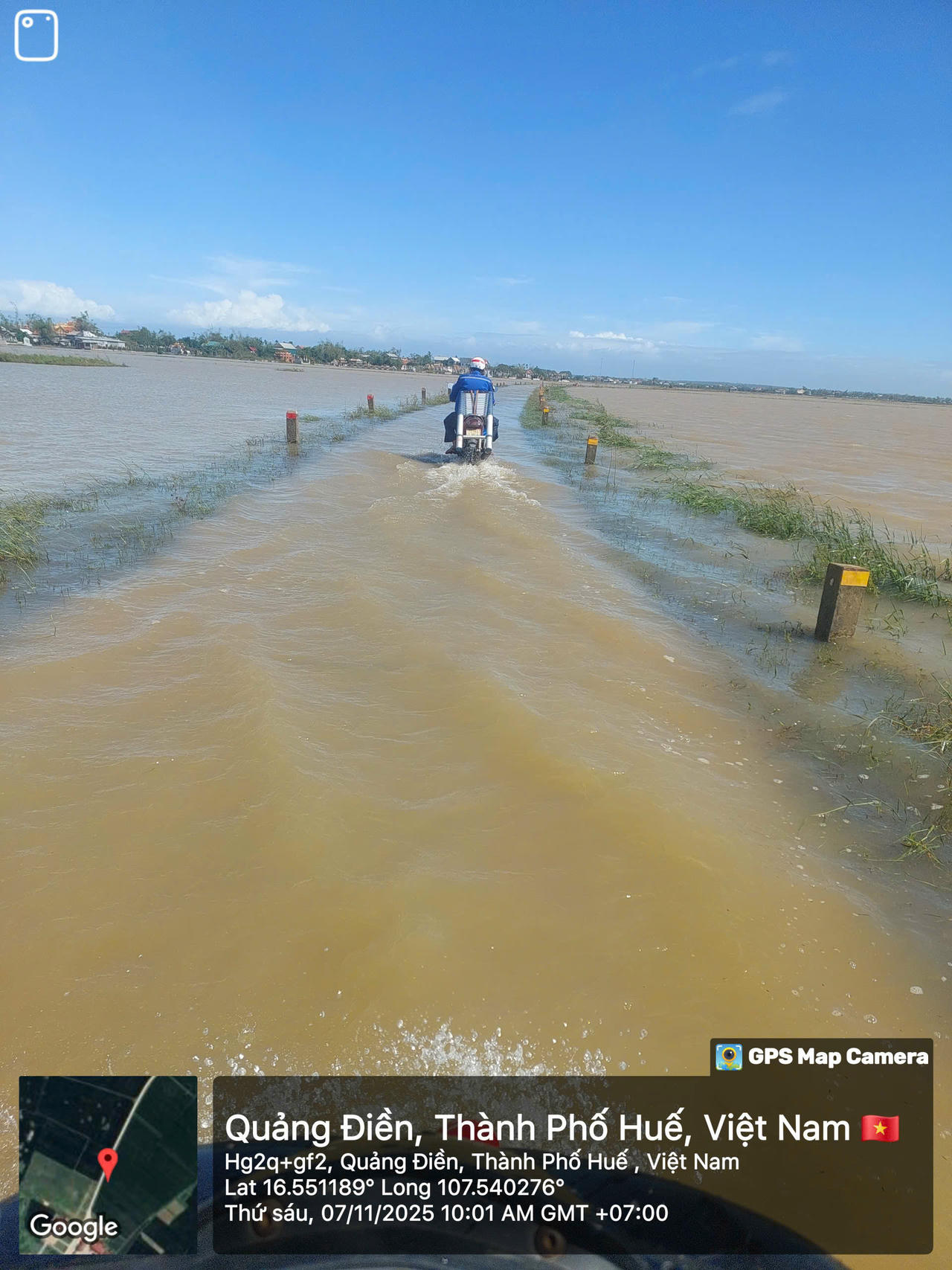 “Người áo xanh” băng qua dòng nước lũ đi khắc phục sự cố viễn thông cho khách hàng.