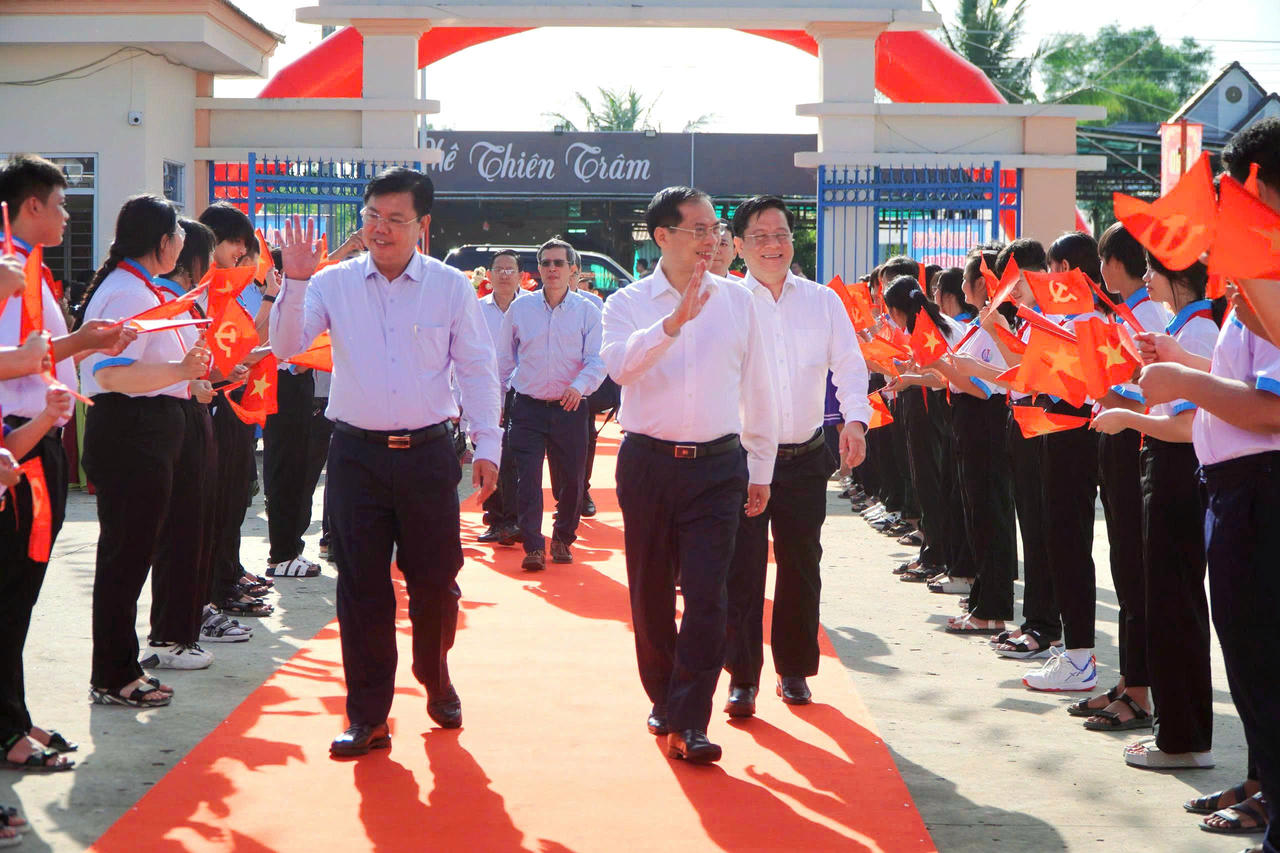 Phó Thủ tướng Chính phủ Bùi Thanh Sơn và Bí thư Tỉnh uỷ An Giang Nguyễn Tiến Hải cùng lãnh đạo Trung ương, địa phương tham dự lễ khởi công.