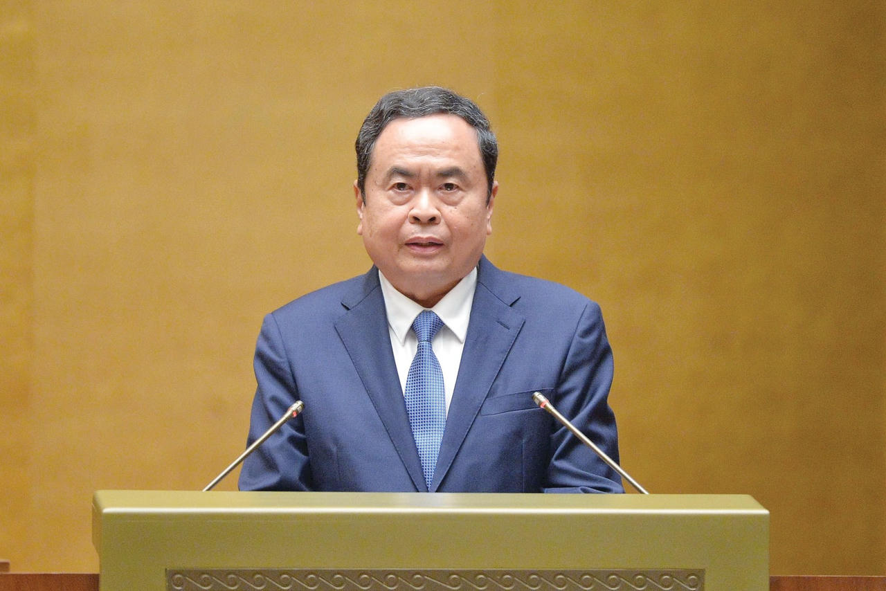 Nghị quyết số 66-NQ/TW ngày 30/4/2025 của Bộ Chính trị - Nghị quyết chuyên đề đặc biệt đã chỉ rõ nhiều điểm nghẽn đồng thời đưa ra những định hướng quan trọng cho công tác xây dựng và thi hành pháp luật. (Ảnh:&nbsp;&nbsp;Chủ tịch Quốc hội Trần Thanh Mẫn trình bày Báo cáo chuyên đề "Nội dung trọng tâm, cốt lõi của Nghị quyết số 66-NQ/TW" tại Hội nghị toàn quốc quán triệt Nghị quyết số 66-NQ/TW, Nghị quyết số 68-NQ/TW, ngày 18/5/2025.)