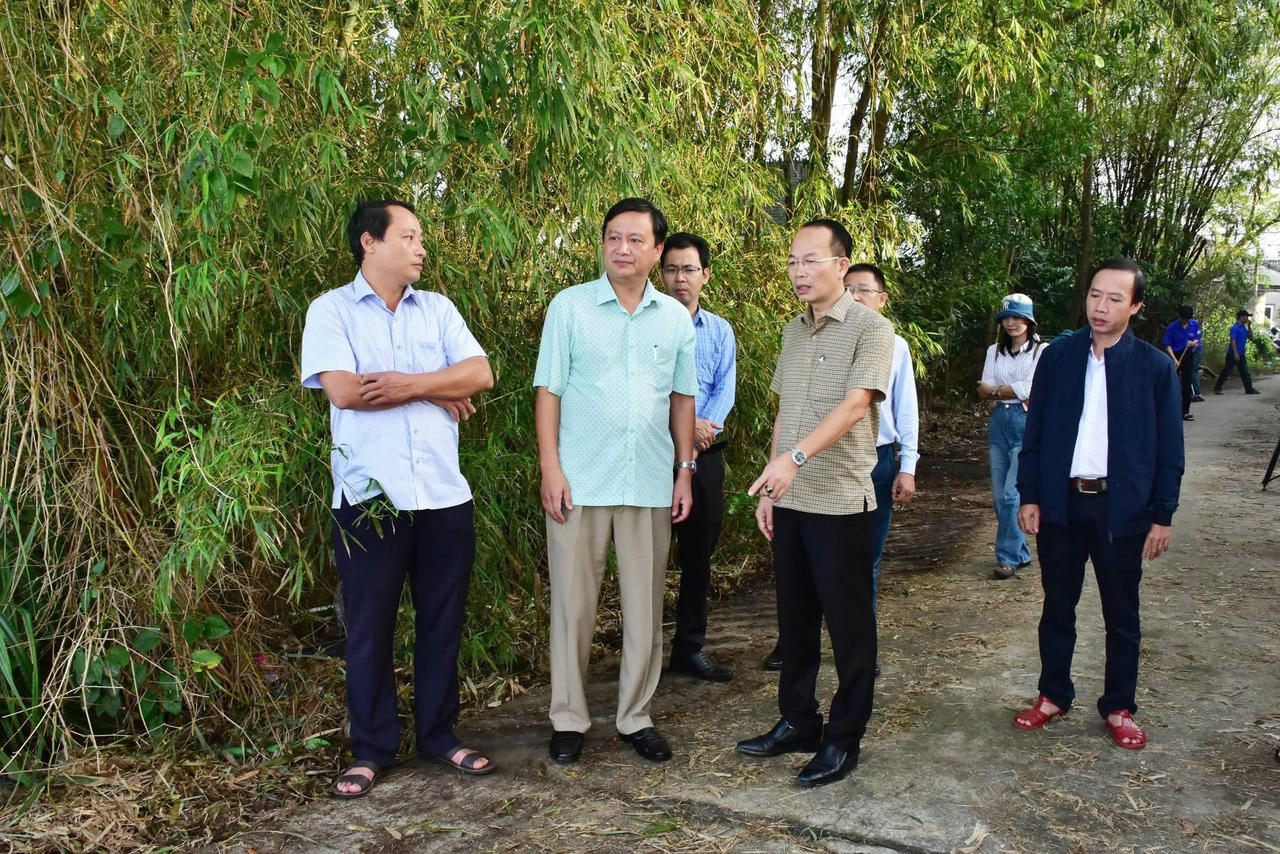 Phó Chủ tịch UBND TP Phan Quý Phương kiểm tra và chỉ đạo công tác vệ sinh môi trường tại xã Phú Vang.