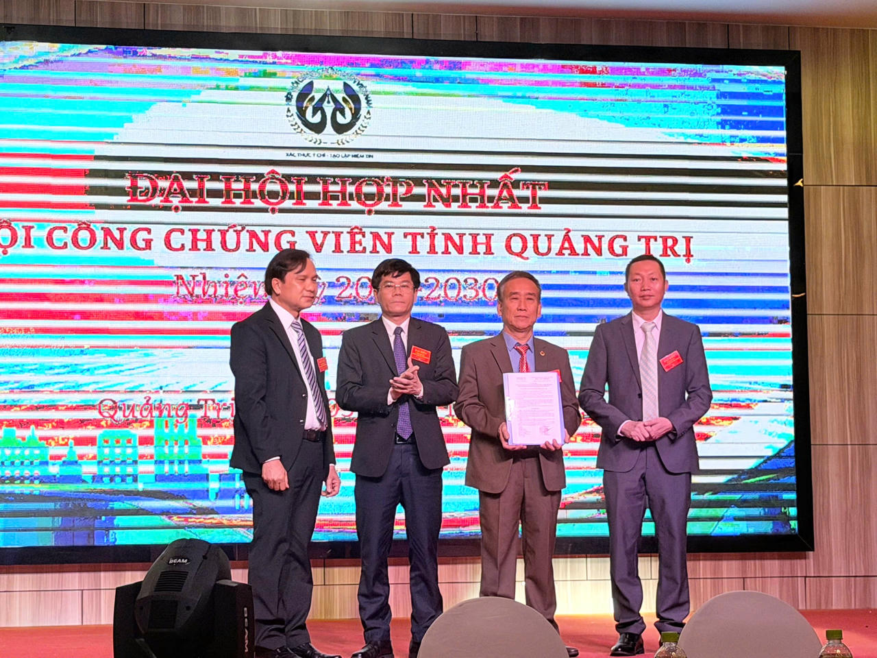 Trao Quyết định hợp nhất Hội Công chứng viên tỉnh Quảng Trị, nhiệm kỳ 2025-2030.