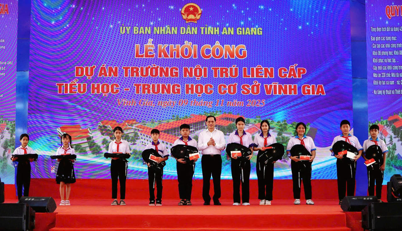 Phó Thủ tướng Bùi Thanh Sơn dự Lễ khởi công trường liên cấp vùng biên An Giang
