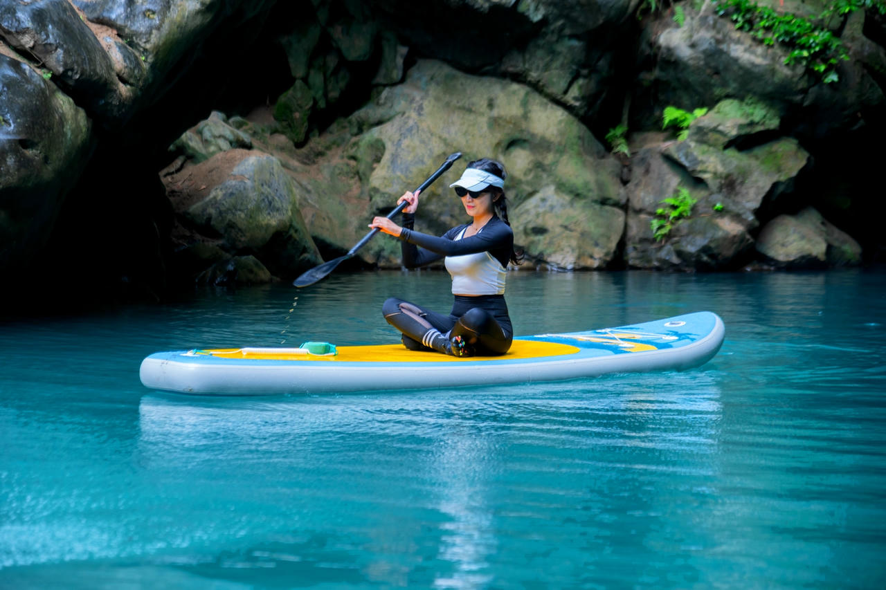 Du khách chèo SUP tại hồ Ma Đa trong xanh. Ảnh: Jungle Boss Tours