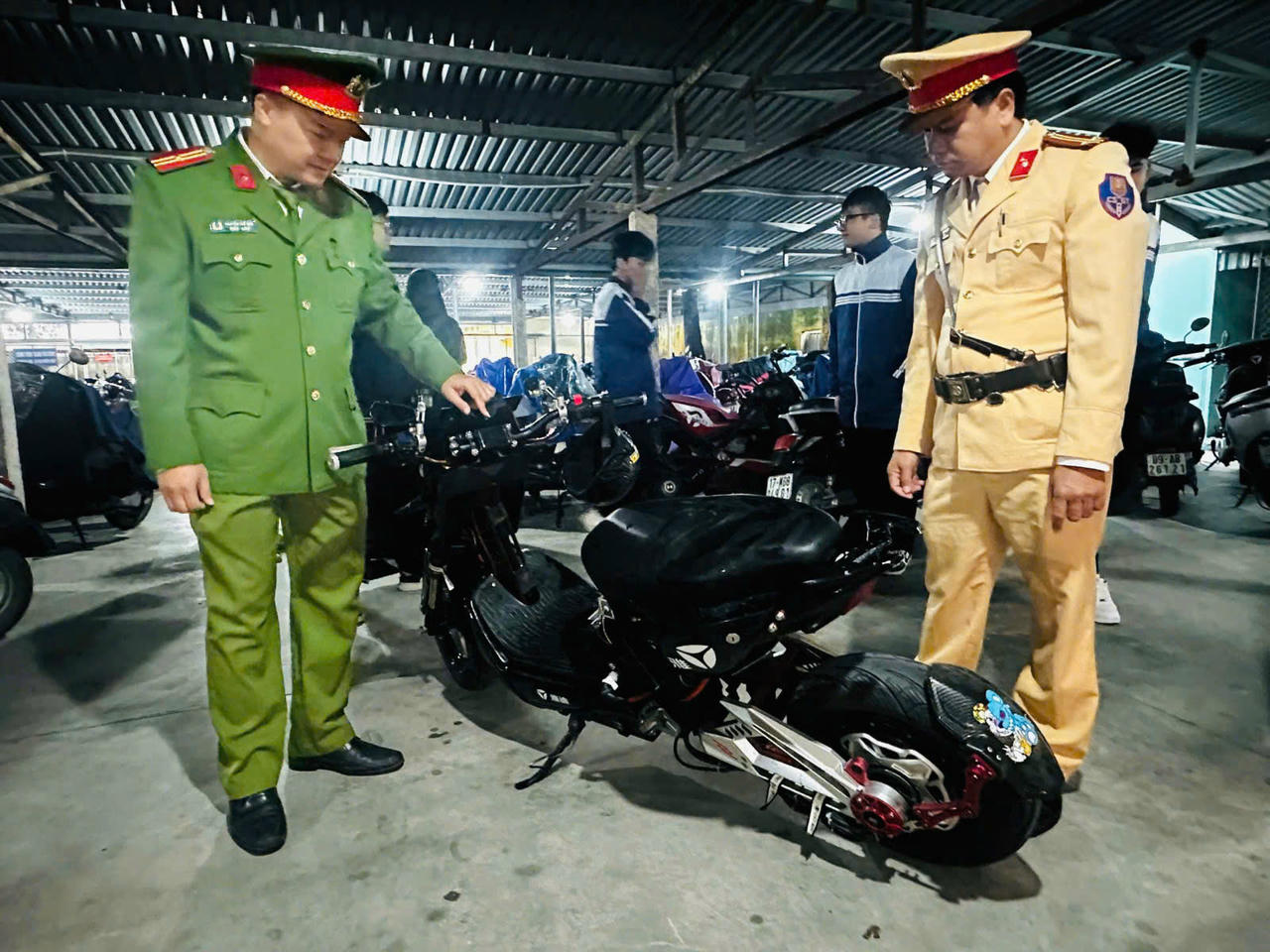 Theo quy định hiện hành, chỉ học sinh từ đủ 16 tuổi trở lên mới được phép điều khiển xe gắn máy dưới 50cc hoặc xe máy điện công suất dưới 4 kW.